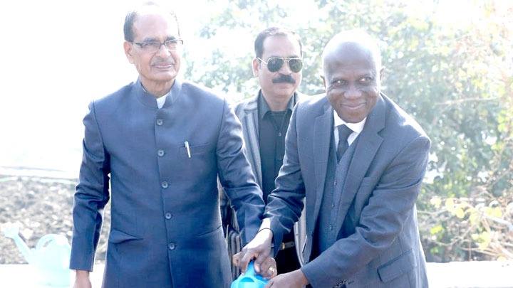 मुख्यमंत्री के साथ अमेरिका, इंग्लैंड और अफ्रीकी देशों के प्रतिनिधियों ने भी लगाए भोपाल में पौधे